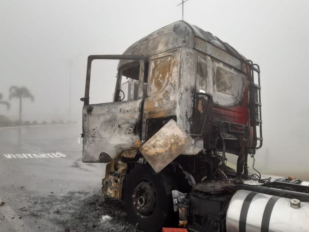 Carreta é destruída pelo fogo na entrada de Carlos Barbosa