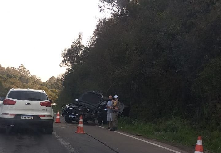 Cinco pessoas ficam feridas após colisão entre dois veículos na RSC-453