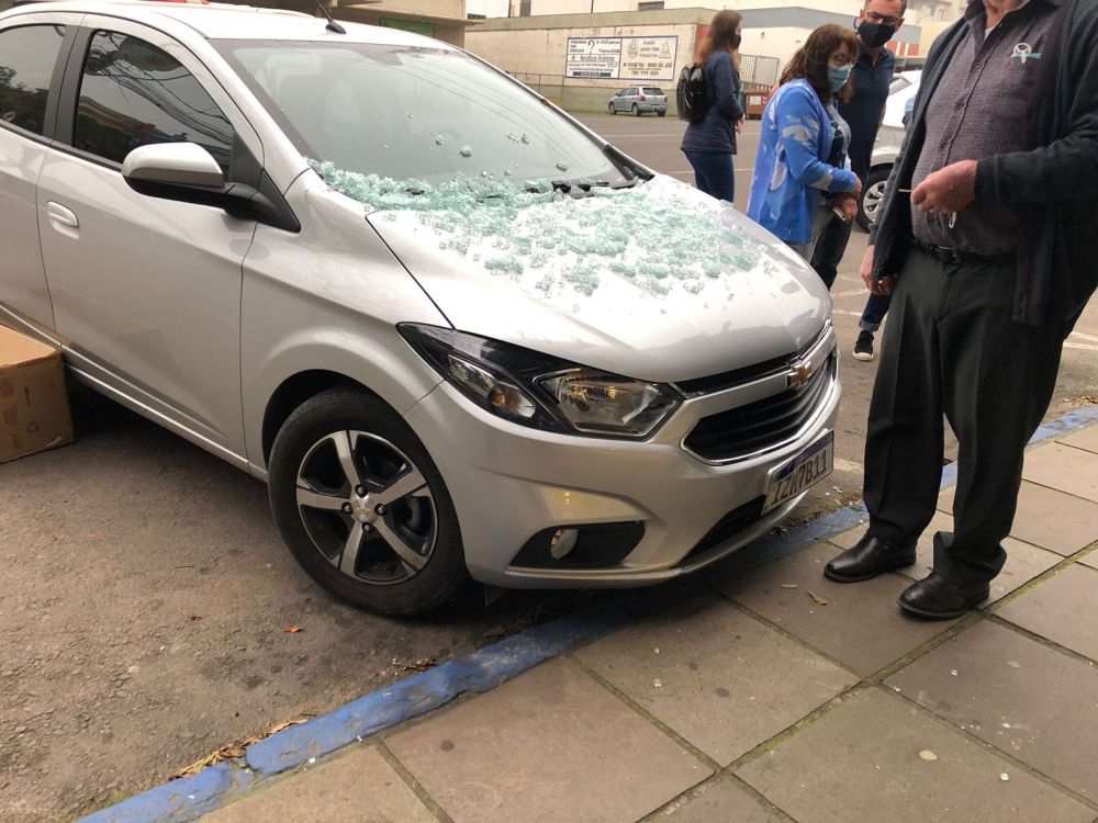 Idoso perde controle do carro e invade loja no centro de Garibaldi