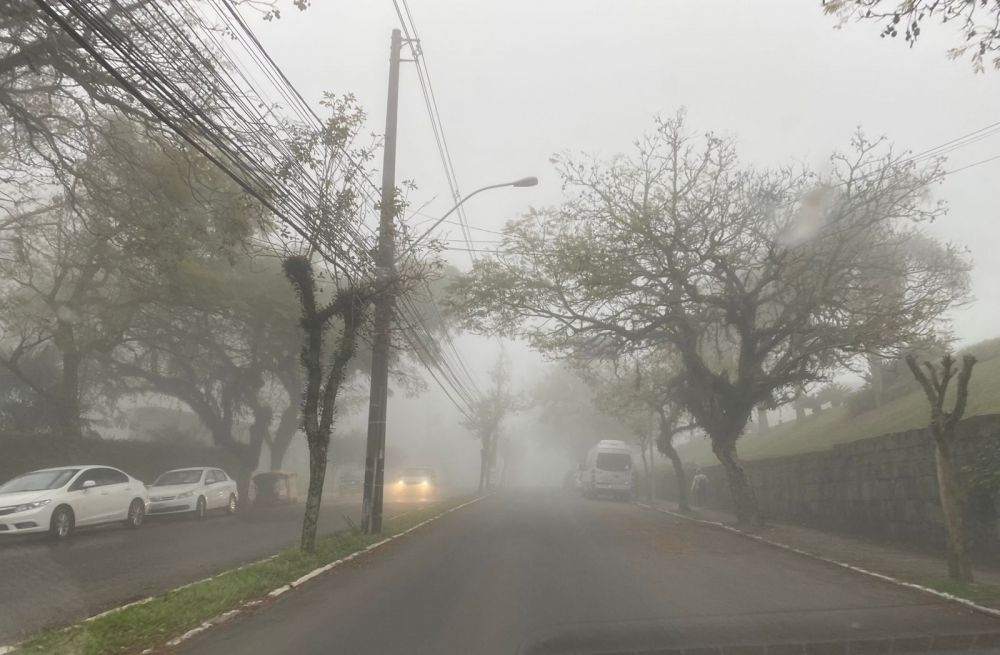 Segunda-feira inicia com nevoeiro em Garibaldi e Carlos Barbosa