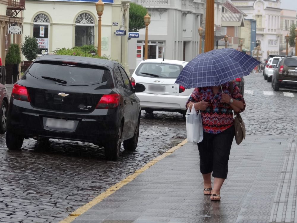 Chuva retorna e temperaturas devem seguir amenas na Serra