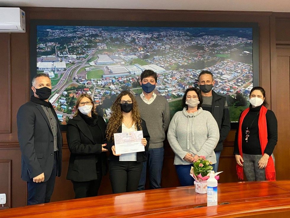 Estudante barbosense recebe homenagem por medalha de ouro em Olimpíada