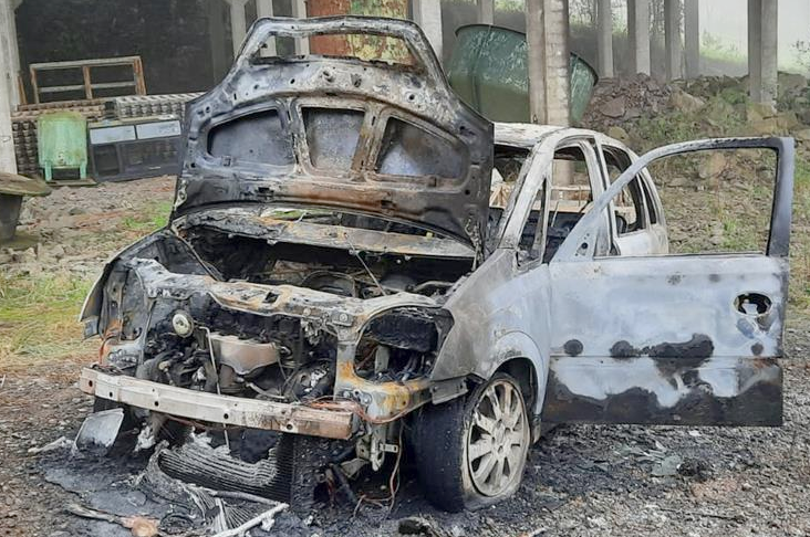 Criminosos são presos furtando material de construção e incendeiam veículo