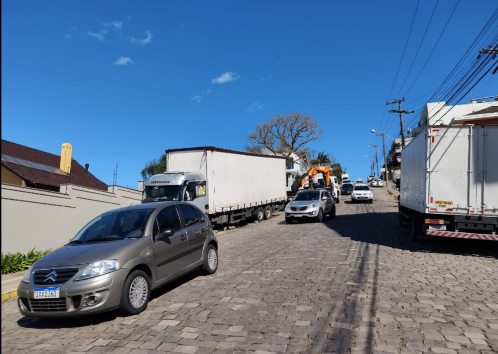 Caminhão sem freios destrói veículo estacionado no bairro Fenavinho