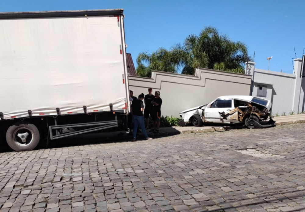 Caminhão sem freios destrói veículo estacionado no bairro Fenavinho
