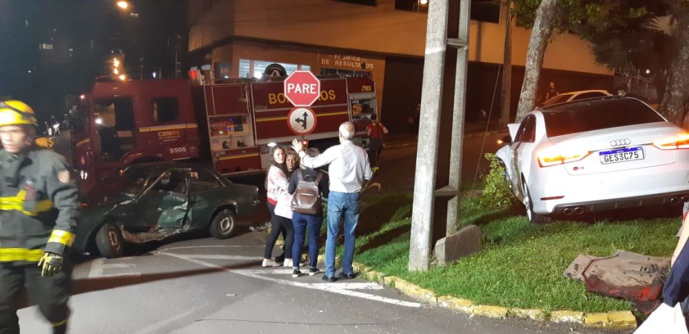 Acidente entre dois veículos deixa três pessoas feridas em Bento
