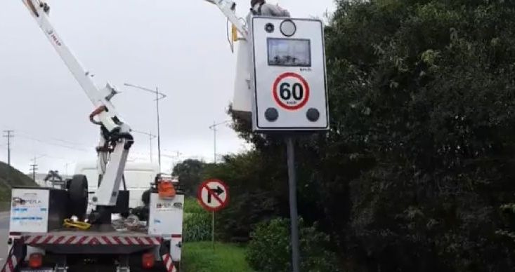 Lombadas eletrônicas são instaladas em Carlos Barbosa