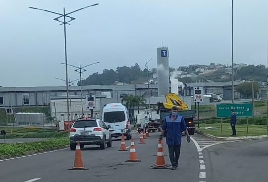 Lombadas eletrônicas são instaladas em Carlos Barbosa