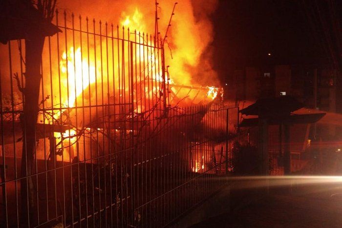 Casa é destruída por incêndio no centro de Bento Gonçalves
