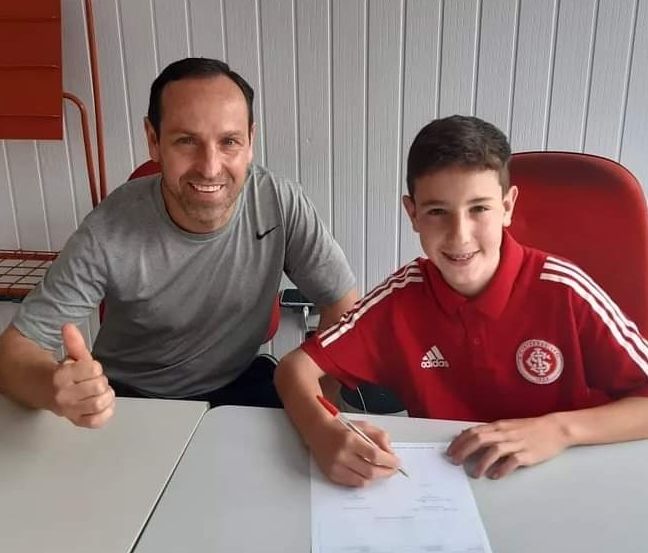 Garibaldense de 13 anos assina contrato com o Internacional