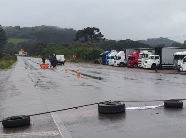 Caminhoneiros bloqueiam parte da Rota do Sol em manifestações pró Bolsonaro