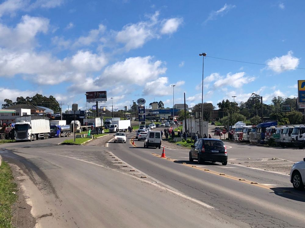 Caminhoneiros iniciam mobilização na BR-470 em Garibaldi