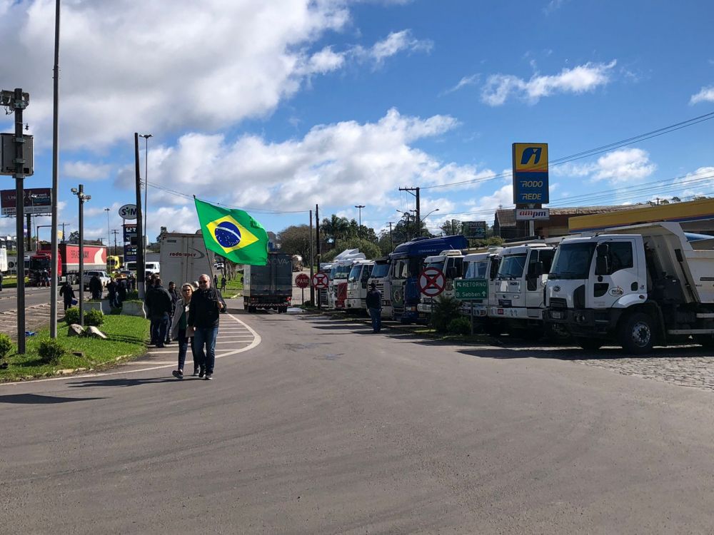 Caminhoneiros iniciam mobilização na BR-470 em Garibaldi