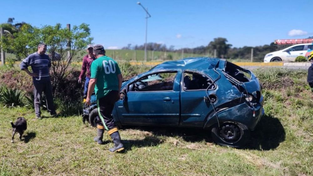 Capotamento deixa motorista gravemente ferido em Carlos Barbosa