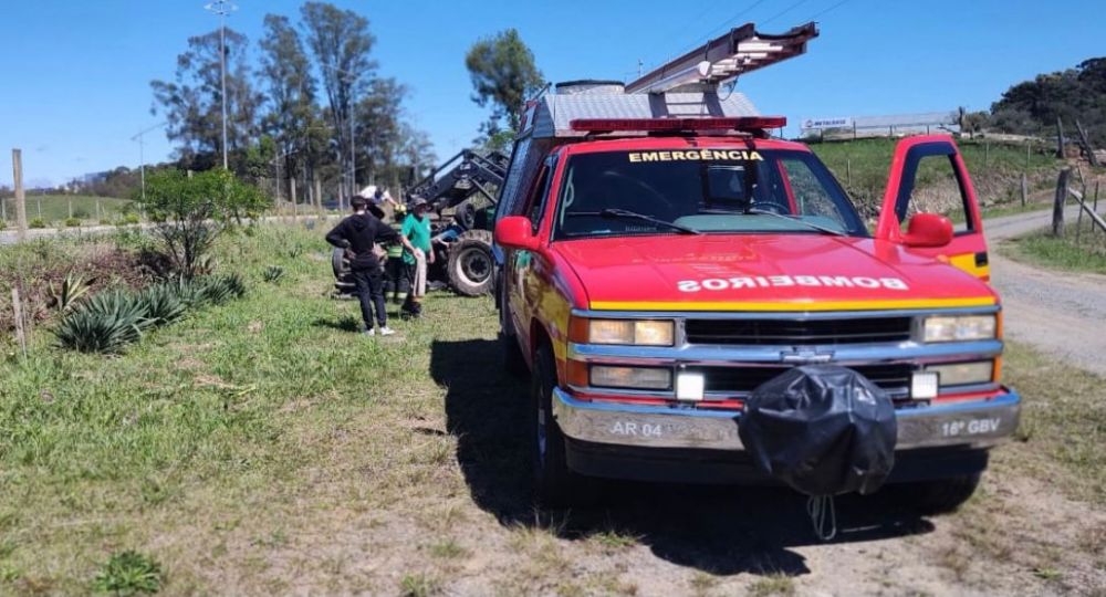 Capotamento deixa motorista gravemente ferido em Carlos Barbosa