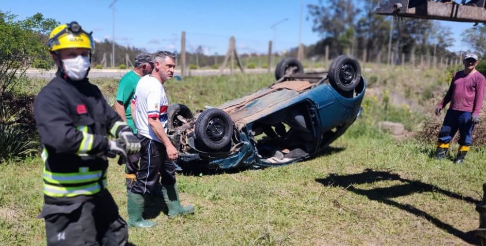 Capotamento deixa motorista gravemente ferido em Carlos Barbosa