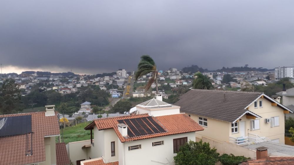 Temporal e ventos fortes chegam a região