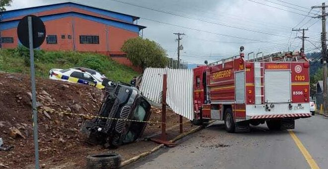 Motorista perde controle  e capota em ponto de ônibus 