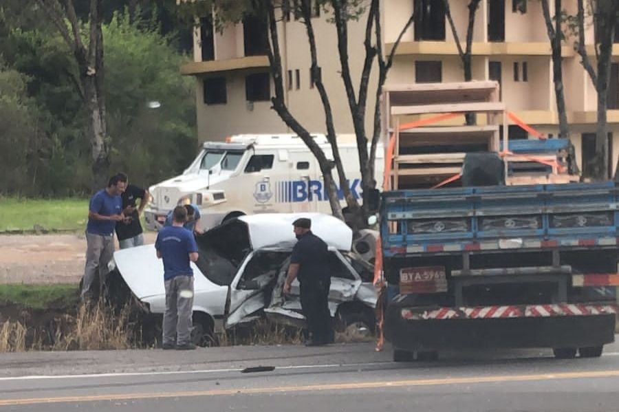 Duas pessoas ficam feridas em acidente entre carro e caminhão em Bento