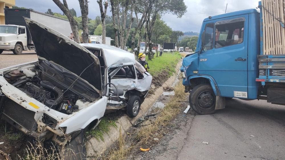 Duas pessoas ficam feridas em acidente entre carro e caminhão em Bento