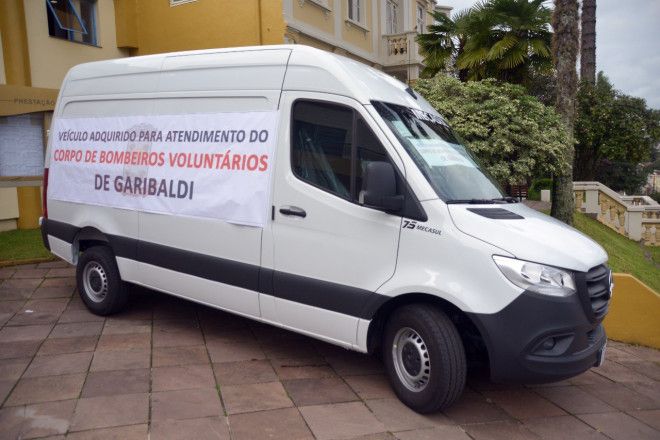 Bombeiros de Garibaldi recebem nova ambulância
