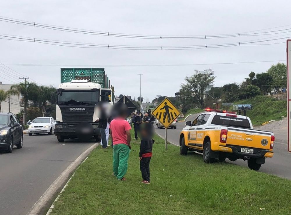 Caminhoneiro “alucinado” foge de barreira policial e anda pela contramão 