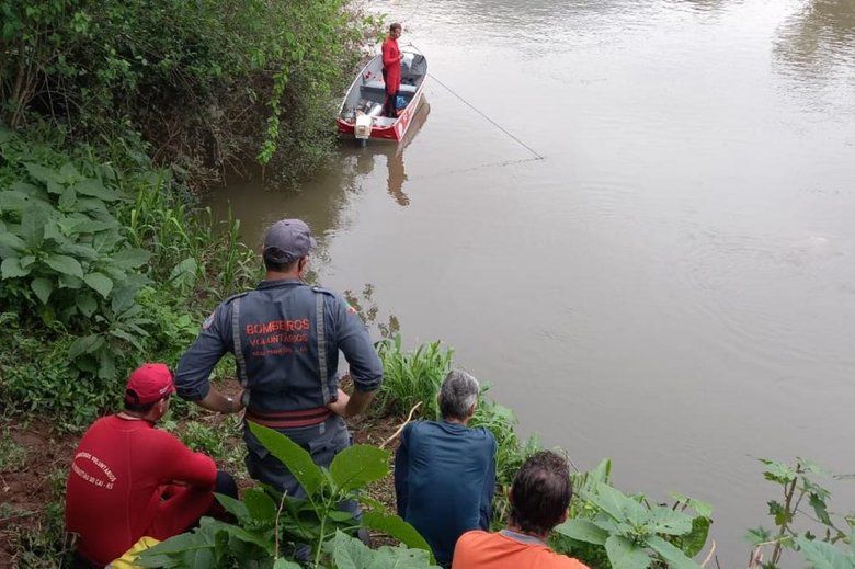 Bombeiros procuram por homem desaparecido no Rio Caí