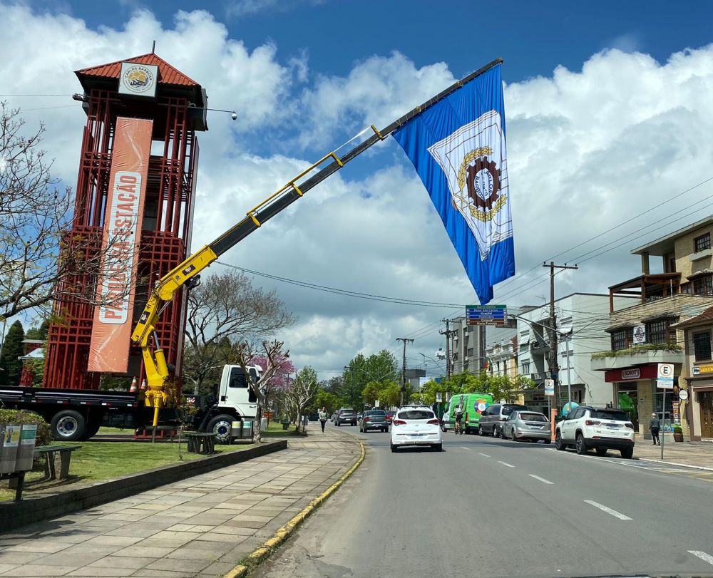 Bandeira no centro da cidade marca o aniversário de Carlos Barbosa
