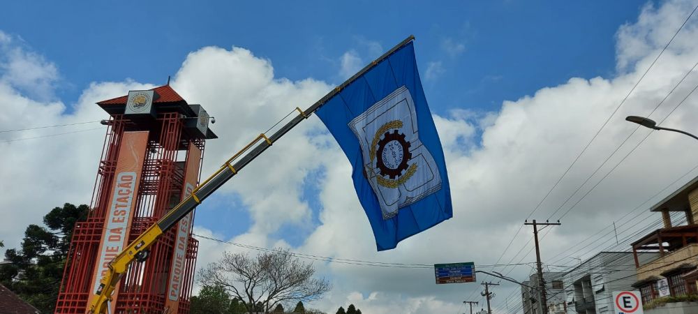 Bandeira no centro da cidade marca o aniversário de Carlos Barbosa