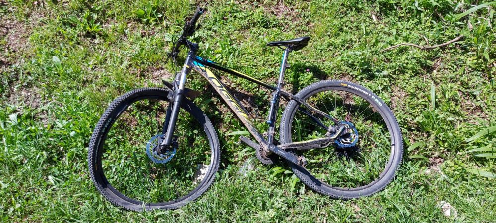 Motorista atropela ciclista e foge sem prestar atendimento em Bento