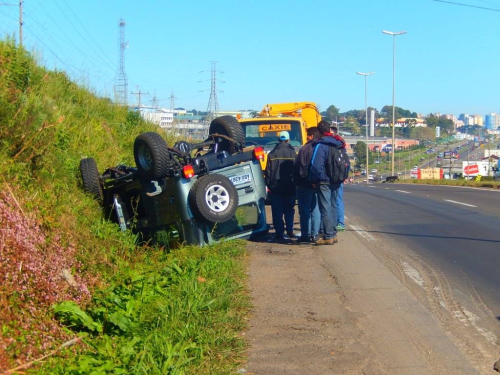 Condutor perde controle e capota veículo na ERS-122 em Farroupilha