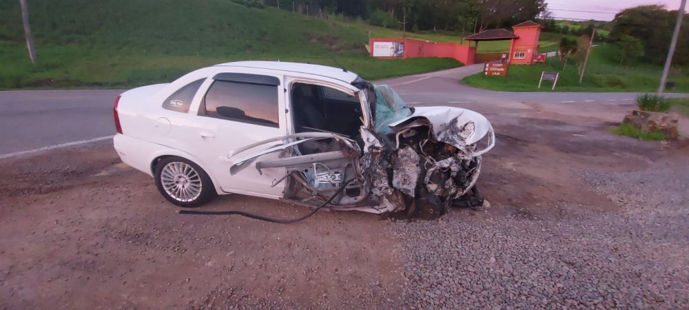 Acidente entre carro e caminhão na BR-470 em Bento