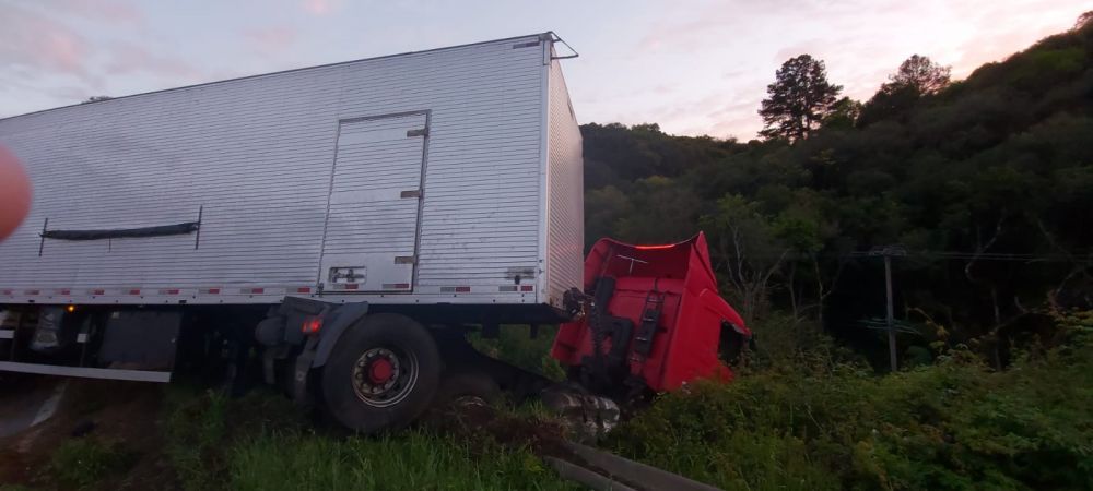 Acidente entre carro e caminhão na BR-470 em Bento