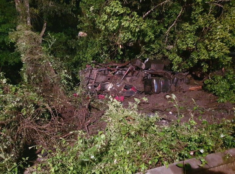 Caminhoneiro barbosense fica ferido após tombar em barranco na RSC-453