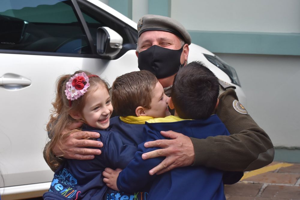 Brigada Militar de Bento presenteia alunos em ação especial ao Dia das Crianças