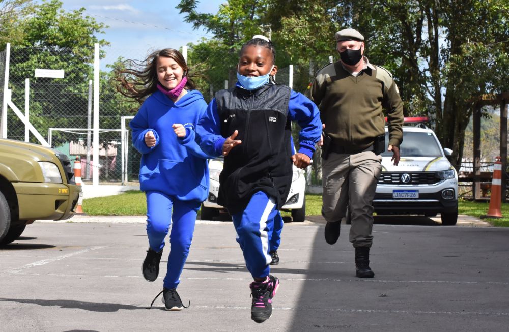 Brigada Militar de Bento presenteia alunos em ação especial ao Dia das Crianças