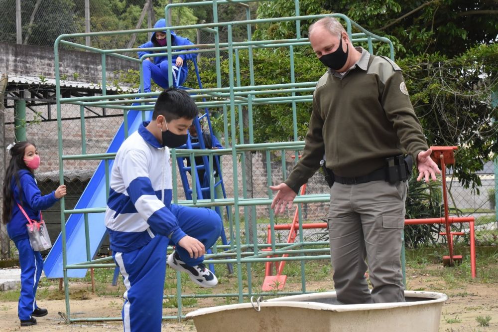 Brigada Militar de Bento presenteia alunos em ação especial ao Dia das Crianças