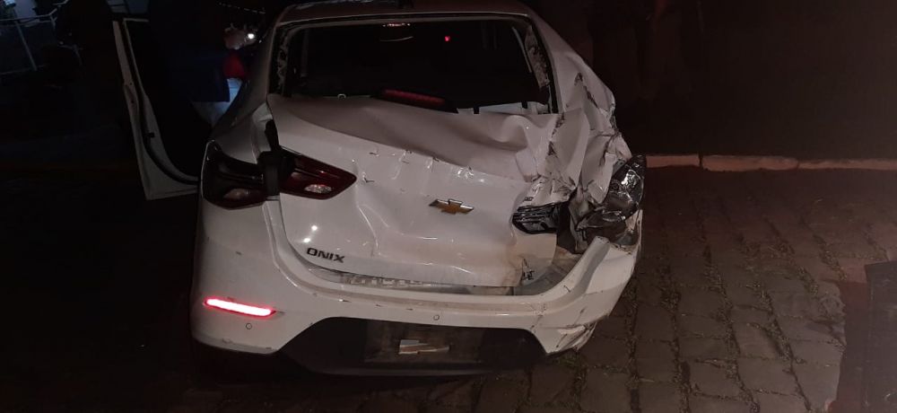 Motorista bêbado é preso após colidir contra residências em Farroupilha