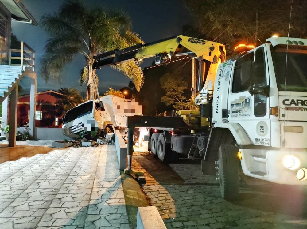 Caminhão destróis muro de residência em Bento