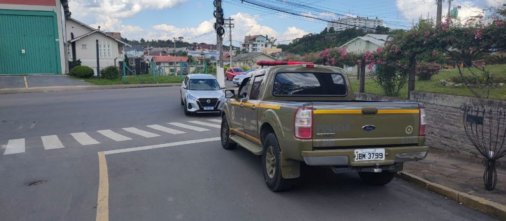     Dr. “Cangibrina”: Médico embriagado abandona veículo no meio da rua em Garibaldi