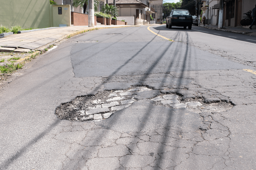 Asfalto de péssima qualidade deixa ruas de Garibaldi completamente esburacadas