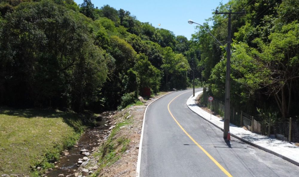 Em Bento Gonçalves, rua é pavimentada com poste no meio