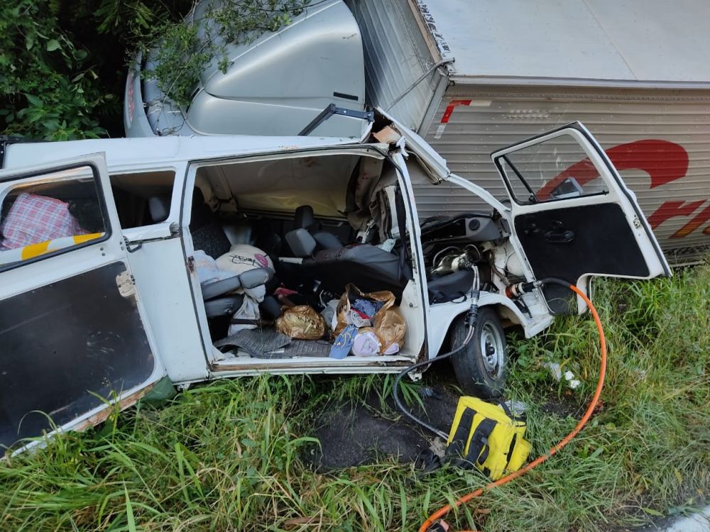 Grave acidente deixa três pessoas feridas em Carlos Barbosa