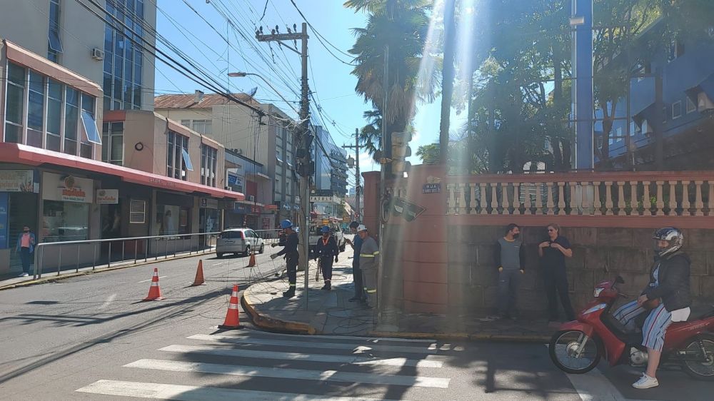 Caminhão Guincho arranca fios elétricos no centro de Bento