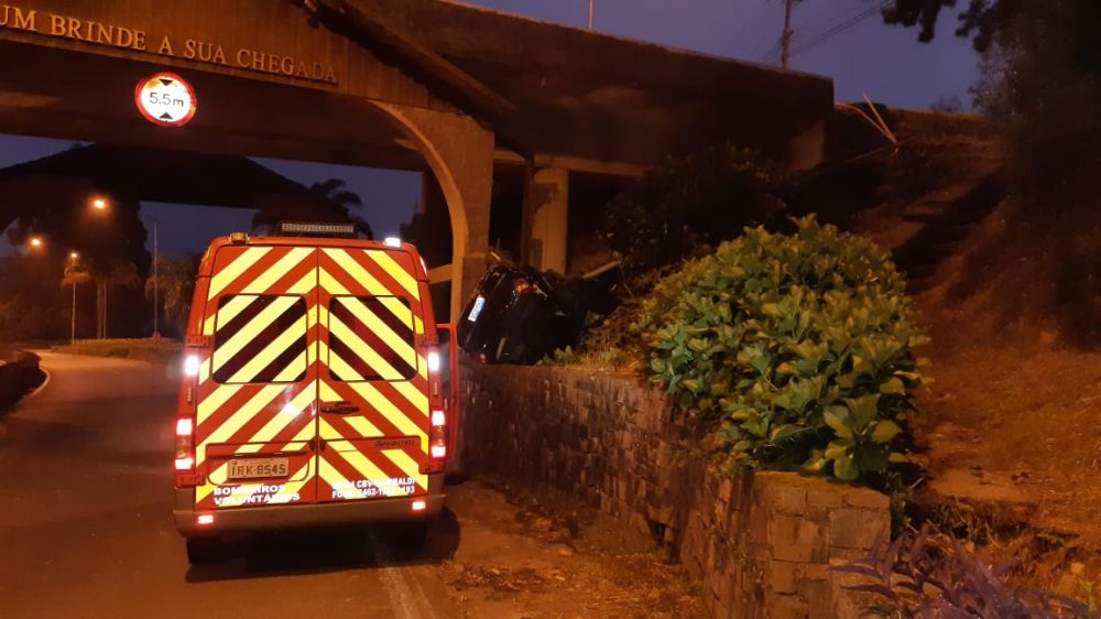 Veículo tomba em viaduto na entrada de Garibaldi