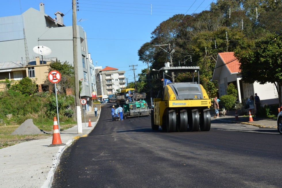 Principal rua de Carlos Barbosa está recebendo melhorias