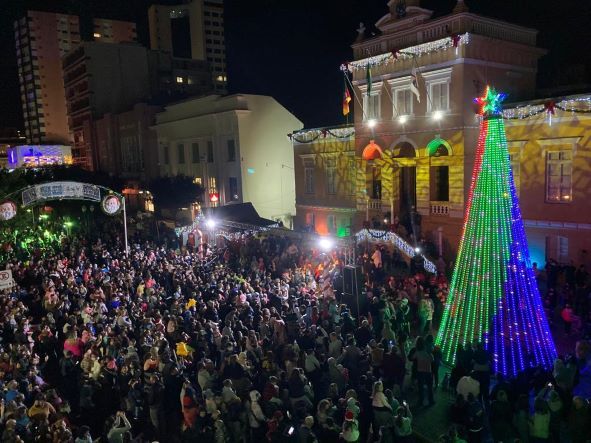 Multidão acompanha a abertura do Natal Bento 2021