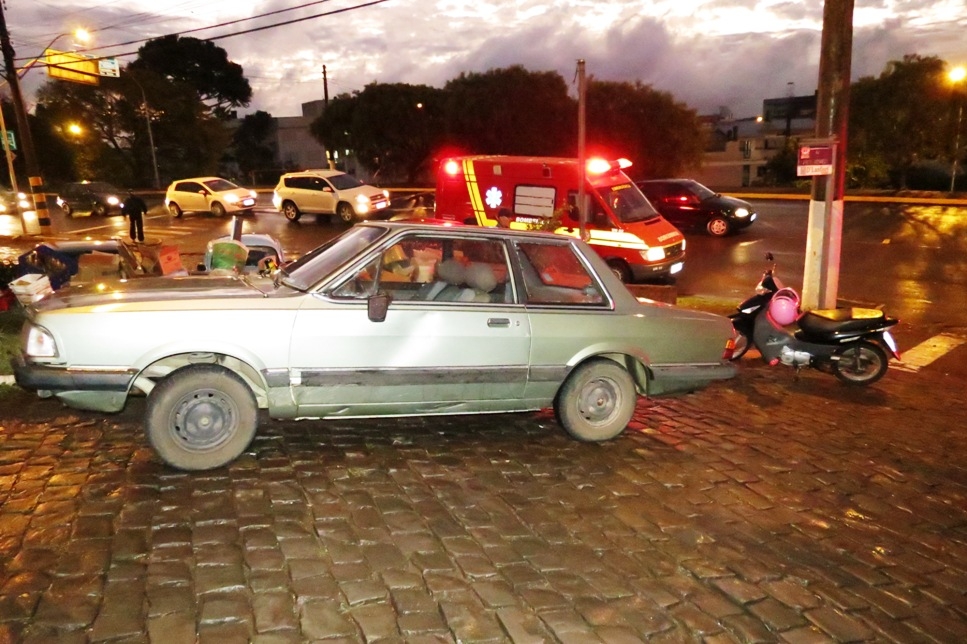 Colisão entre carro e moto deixa uma pessoa ferida em Carlos Barbosa