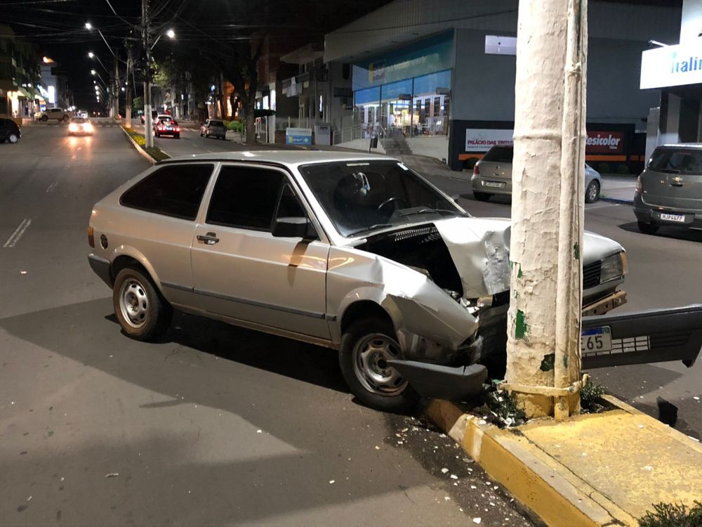 Motorista colide contra carro e poste em Garibaldi