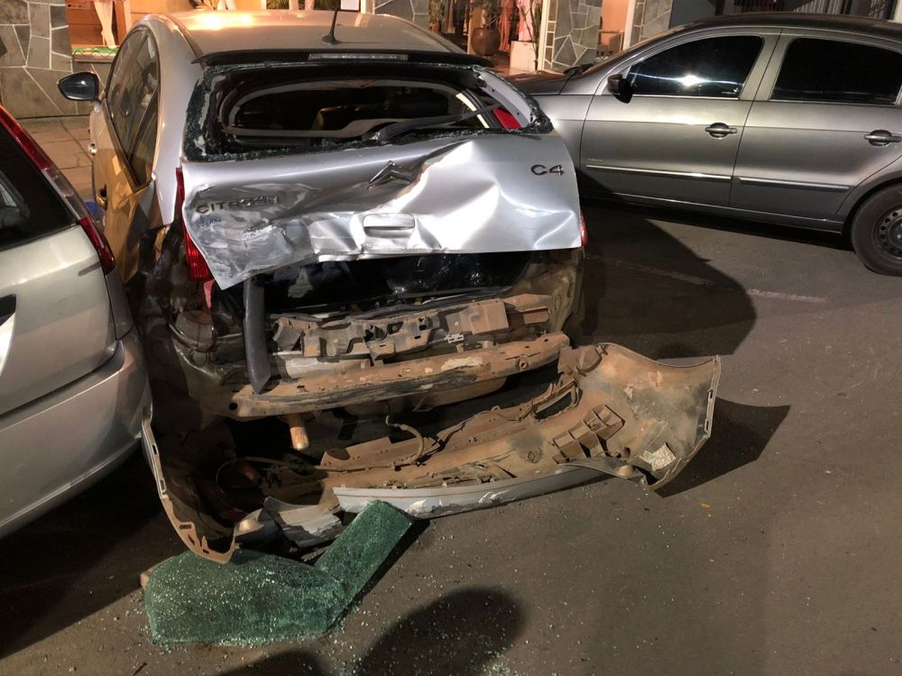 Motorista colide contra carro e poste em Garibaldi